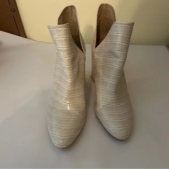 Steve Madden Women's Rookie Bone Croc Block Heels V Cut Ankle Booties Size 9.5 - Picture 4 of 16